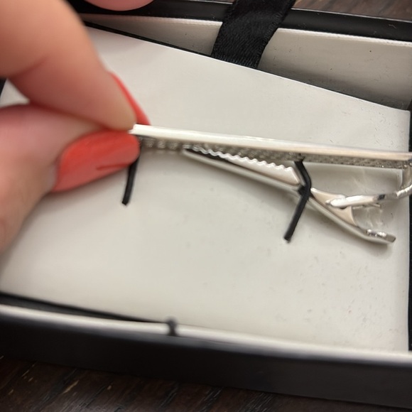 NWT men’s / women’s tie clip silvertone checkered cut out - Picture 2 of 5